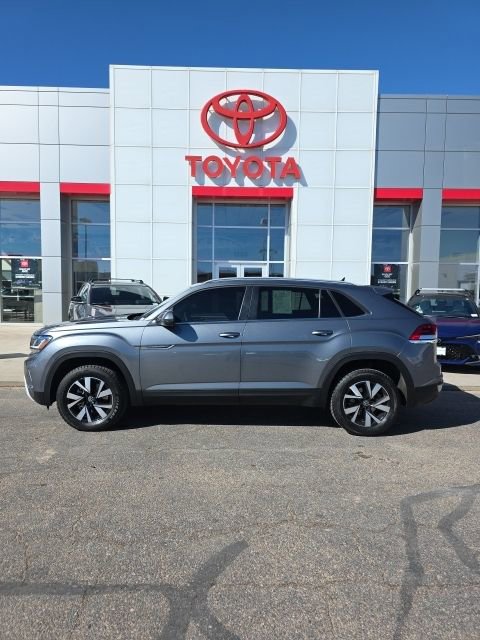 Used 2022 Volkswagen Atlas Cross Sport SE image 2