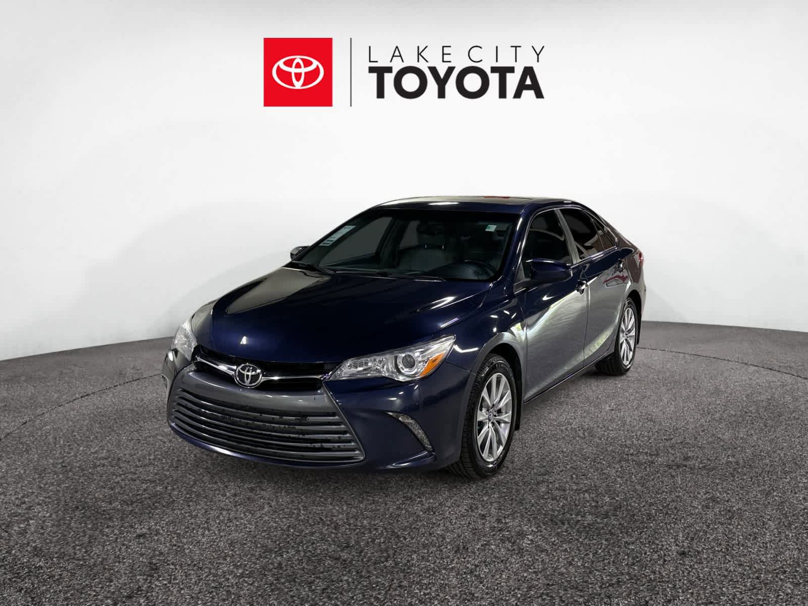 Used 2017 Toyota Camry XLE FWD image 1