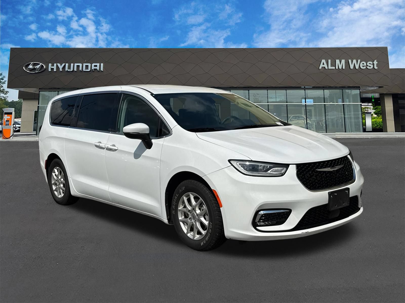 Used 2023 Chrysler Pacifica Touring-L FWD image 3