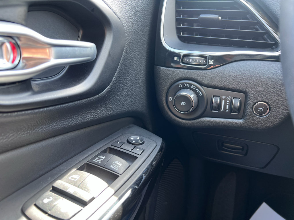 Certified 2023 Jeep Cherokee Altitude Lux AWD/4WD image 21