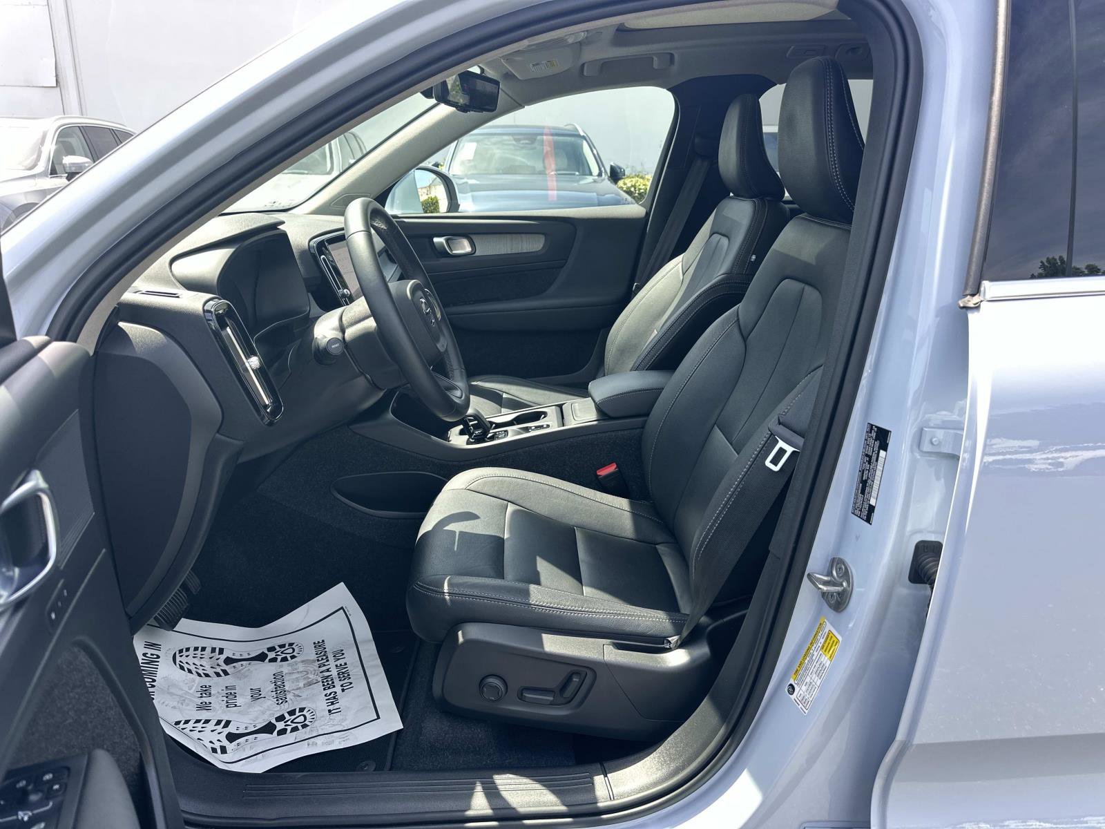 Used 2025 Volvo XC40 B5 Core w/ Climate Package image 17