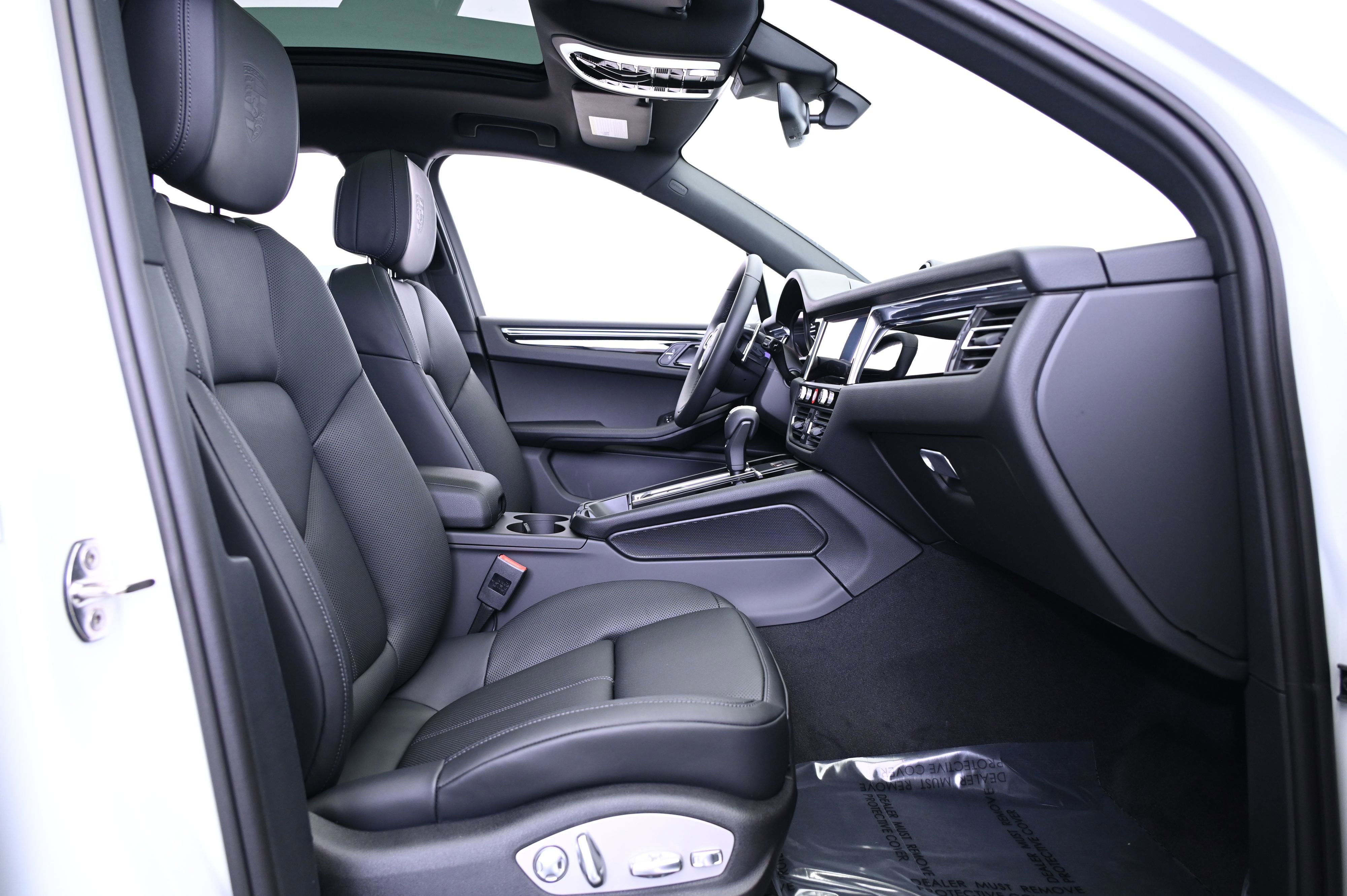 Certified 2025 Porsche Macan image 28