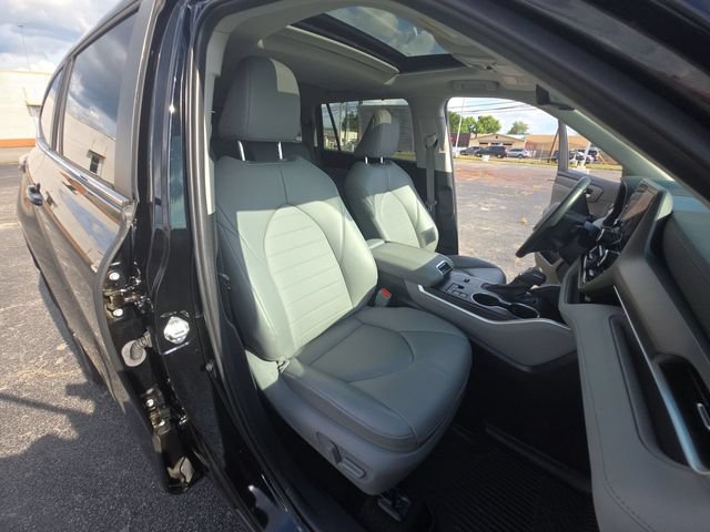 Used 2024 Toyota Highlander XLE AWD/4WD image 25