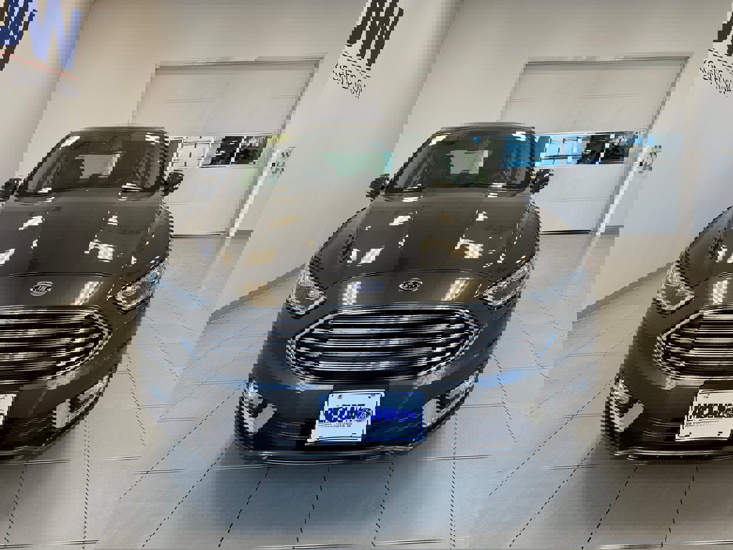 Used 2017 Ford Fusion SE w/ Fusion SE Technology Package image 3