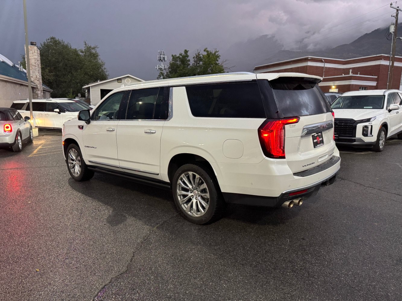 Used 2023 GMC Yukon XL Denali w/ Denali Reserve Package AWD/4WD image 3