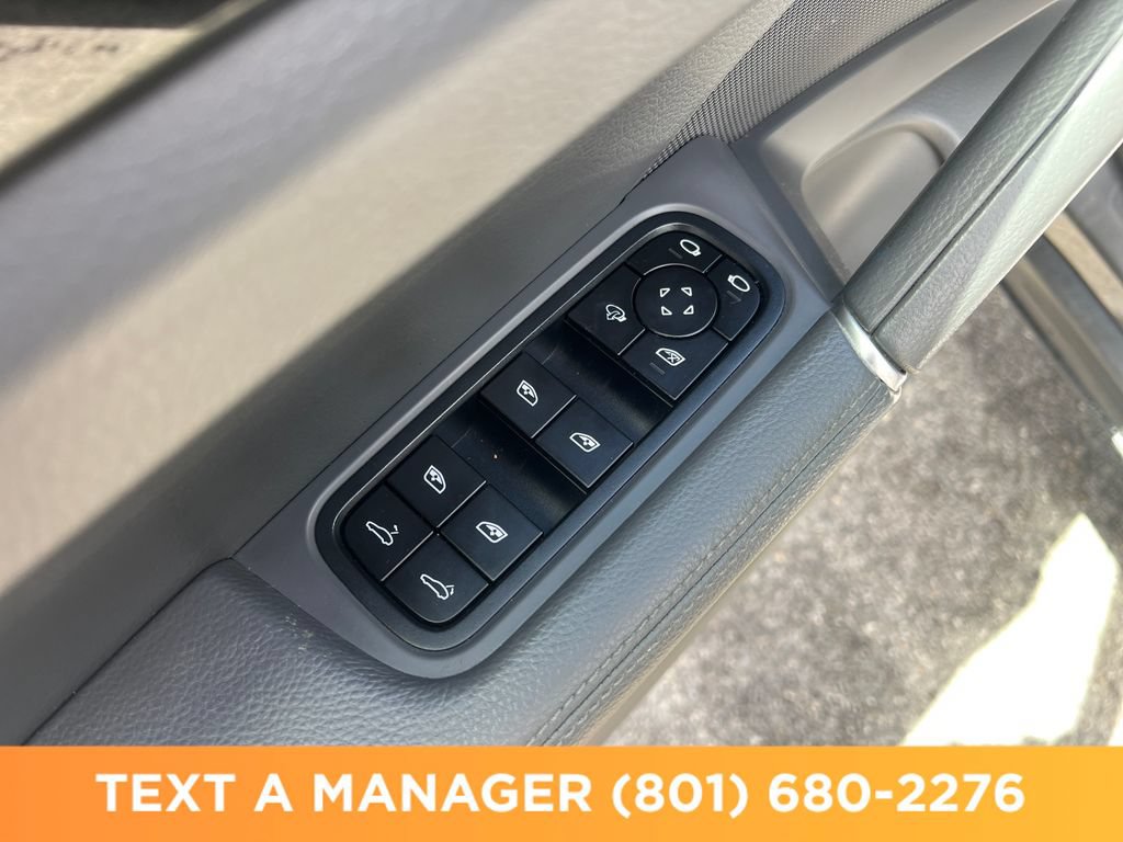 Used 2022 Porsche Cayenne w/ Premium Package AWD/4WD image 11