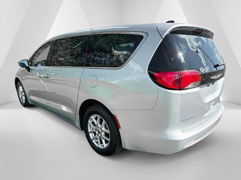 Used 2023 Chrysler Voyager LX FWD image 5