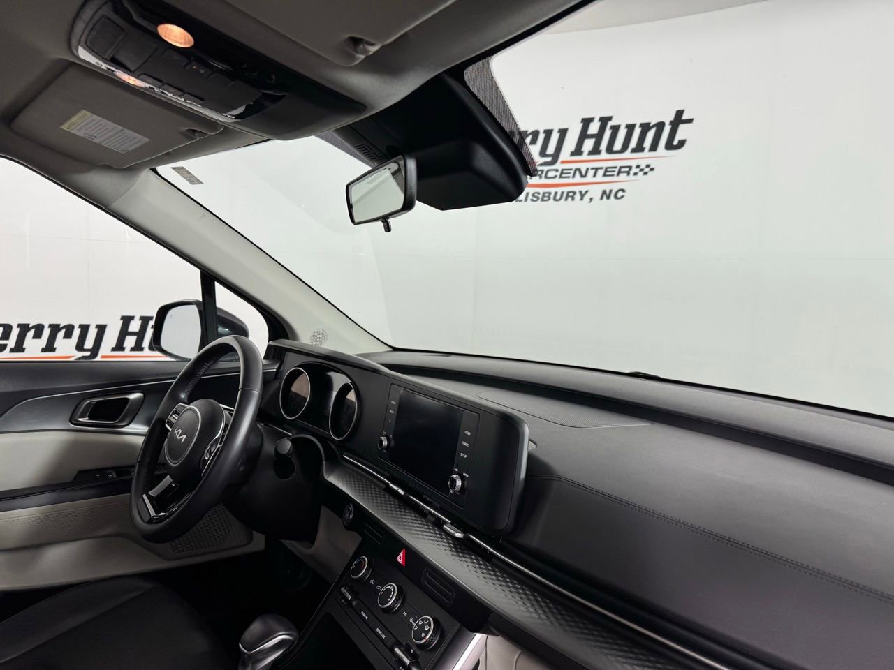 Used 2024 Kia Carnival LX image 28