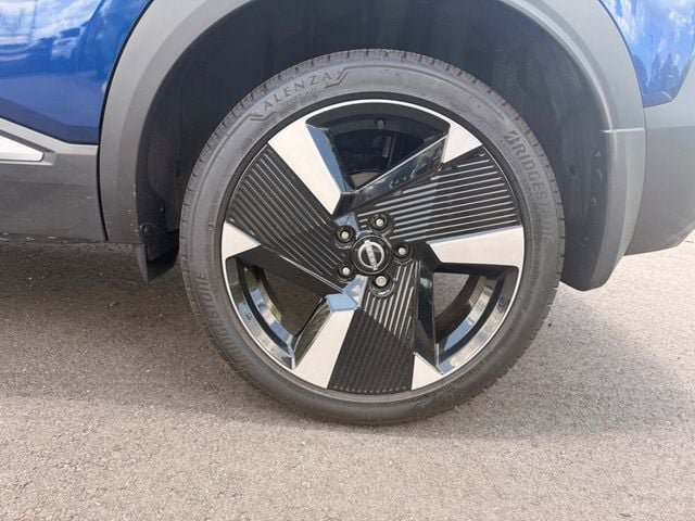 Used 2025 Nissan Kicks SR w/ SR Premium Package FWD image 9