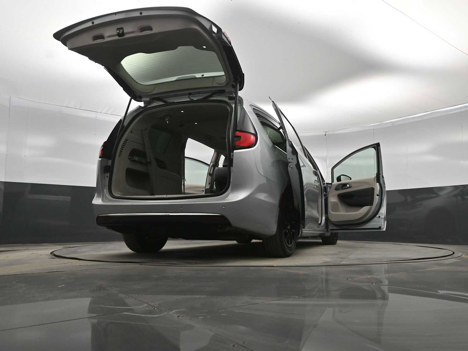 Used 2024 Chrysler Pacifica Touring-L image 44