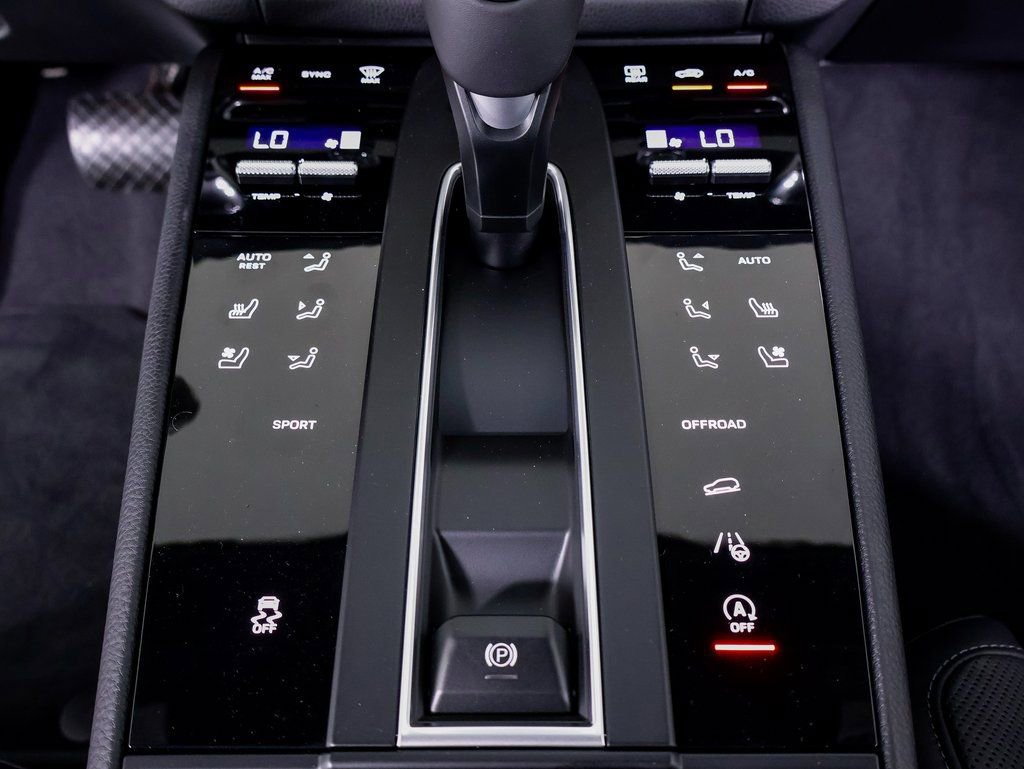 Certified 2025 Porsche Macan AWD/4WD image 19
