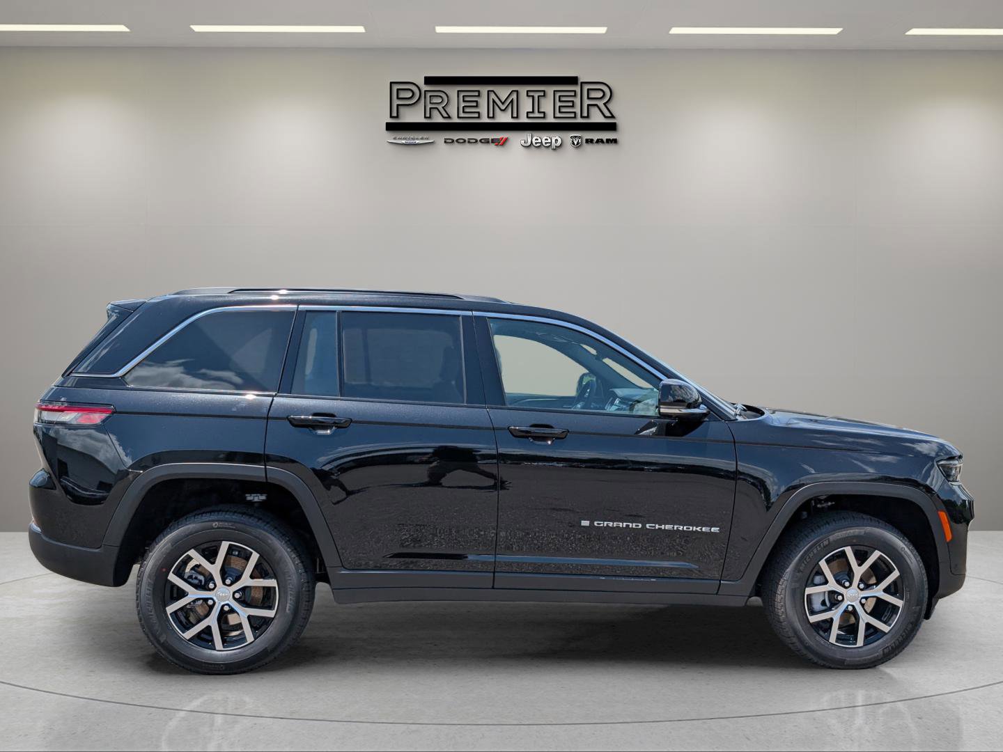 New 2025 Jeep Grand Cherokee Limited w/ Luxury Tech Group II image 4