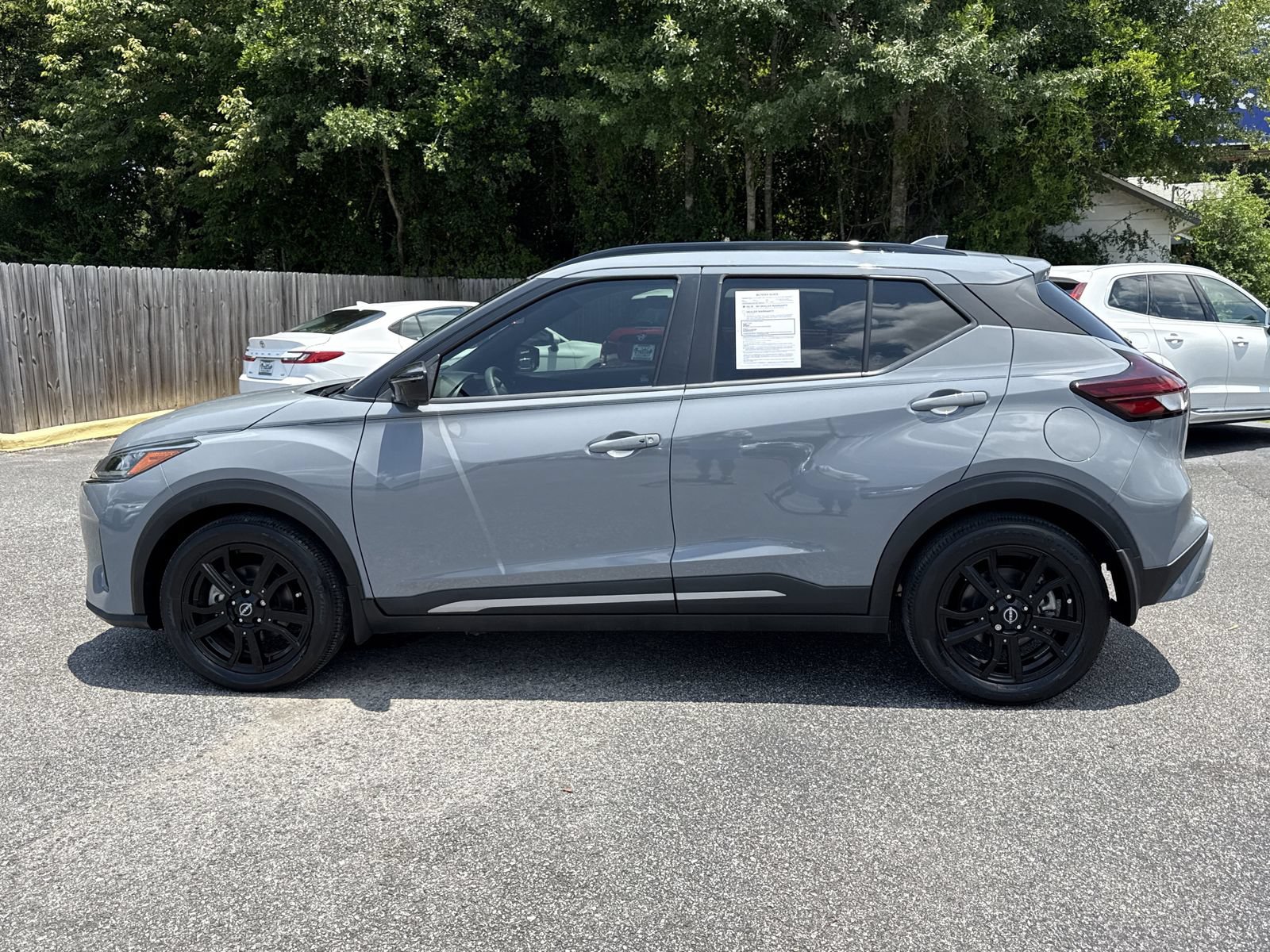 Used 2023 Nissan Kicks SR w/ SR Premium Package FWD image 2