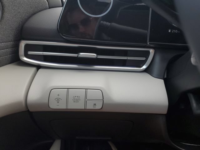 Used 2025 Hyundai Elantra Limited FWD image 21
