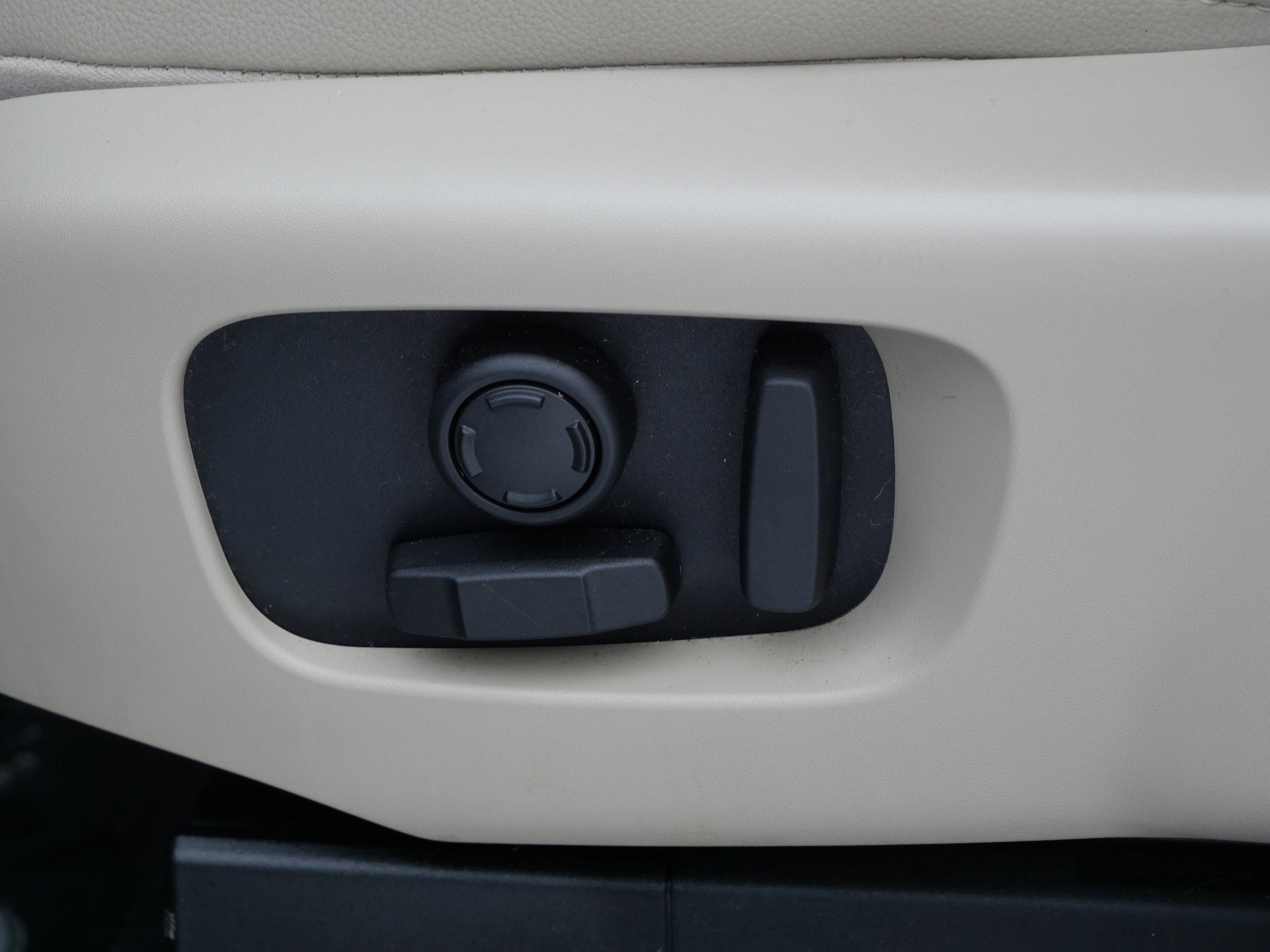 Used 2020 Land Rover Discovery HSE image 14