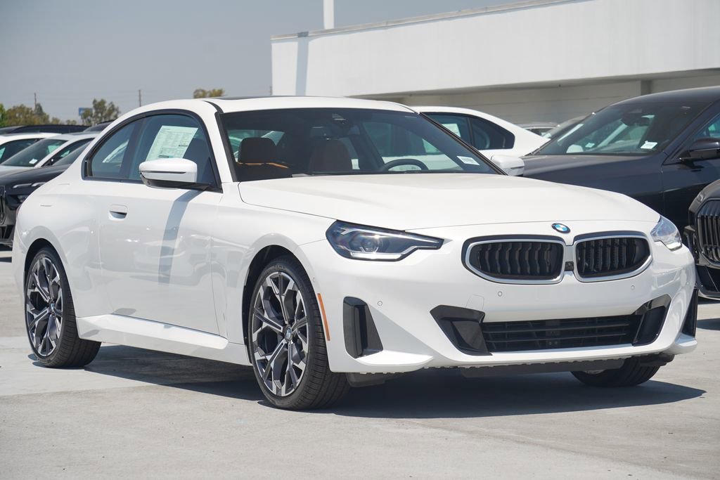 Used 2025 BMW 230i Coupe w/ Convenience Package image 3