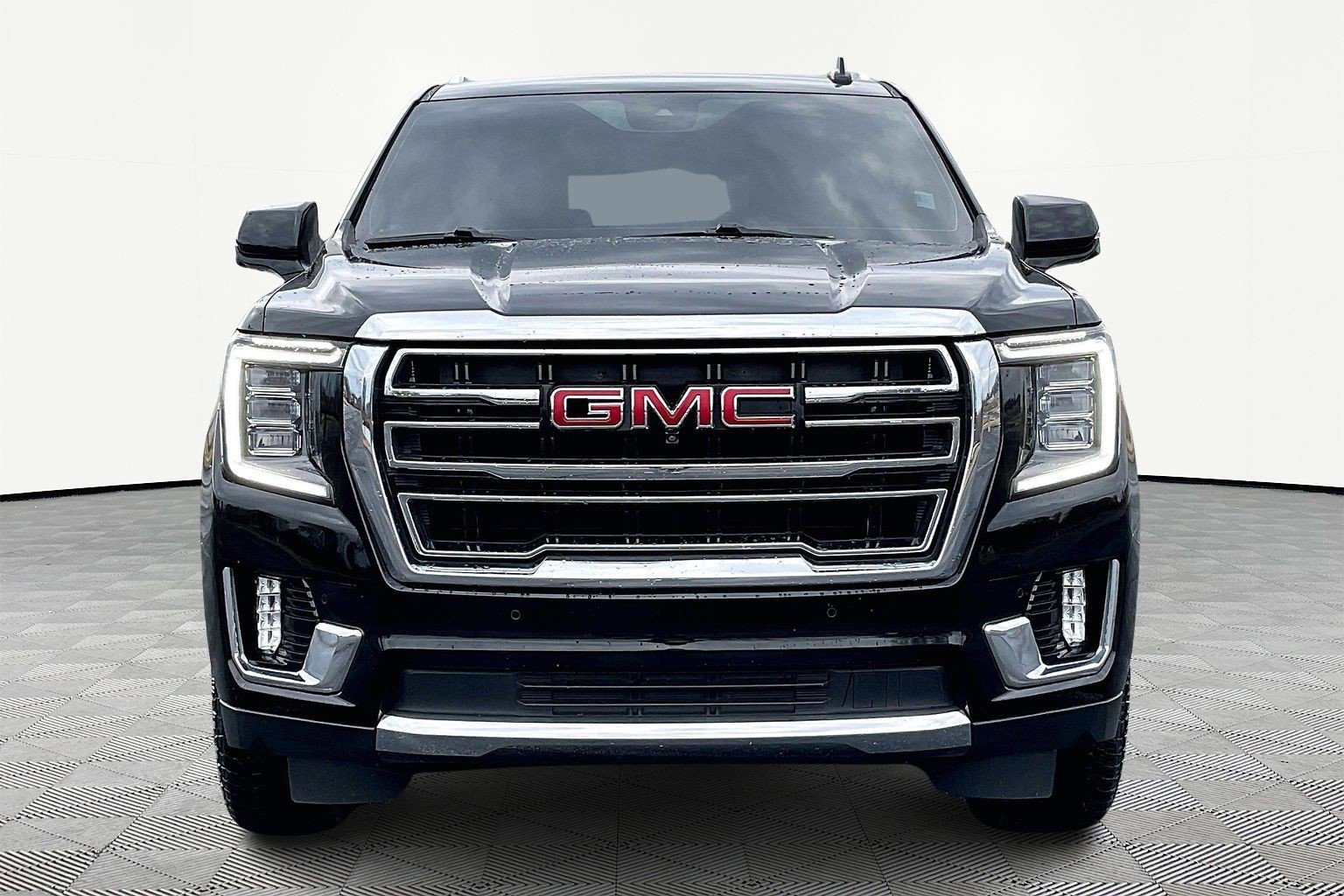 Used 2024 GMC Yukon SLT w/ SLT Luxury Package image 3