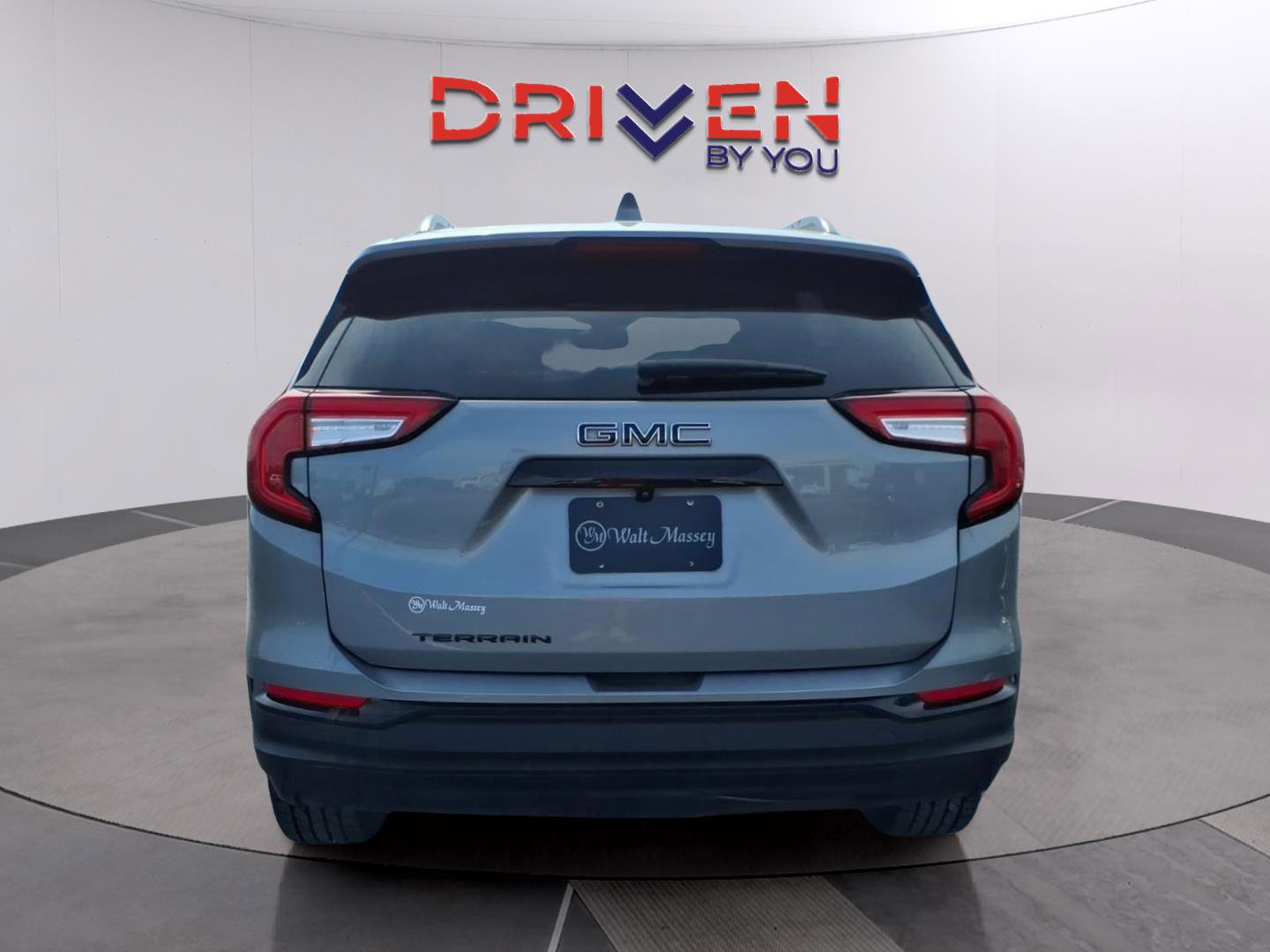 Used 2023 GMC Terrain SLE w/ Driver Convenience Package FWD image 4