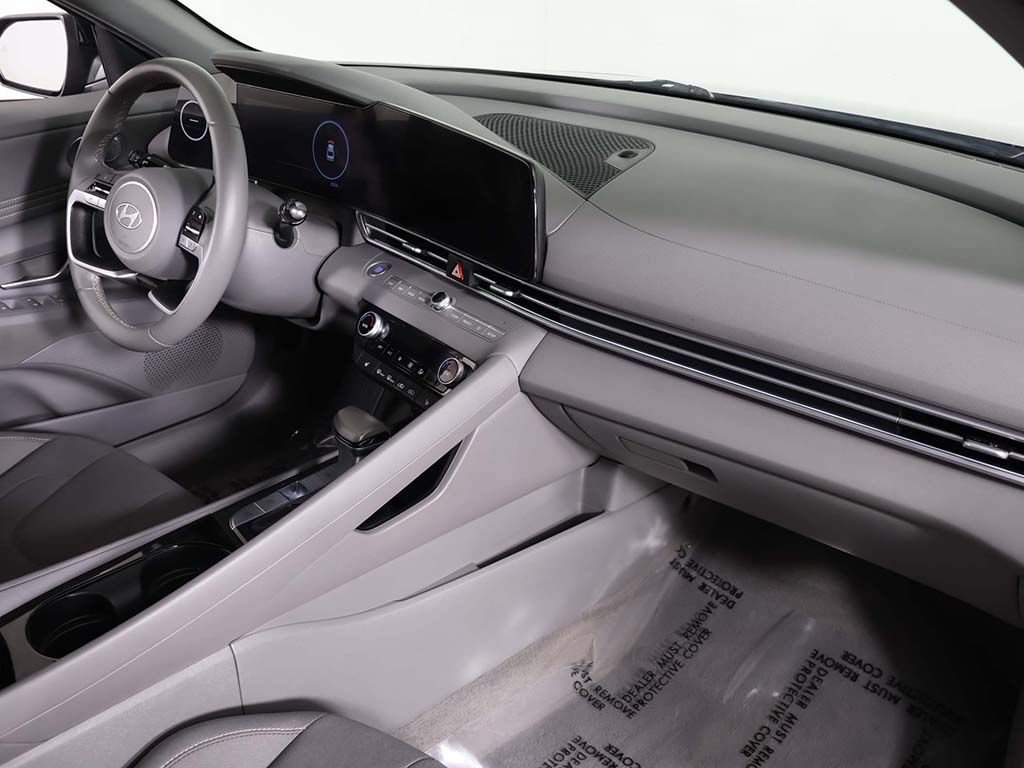 Used 2025 Hyundai Elantra SEL FWD image 29