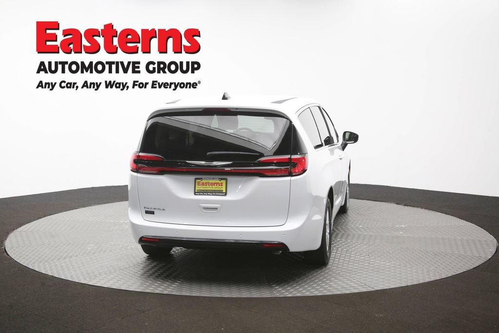Used 2023 Chrysler Pacifica Touring-L FWD image 40