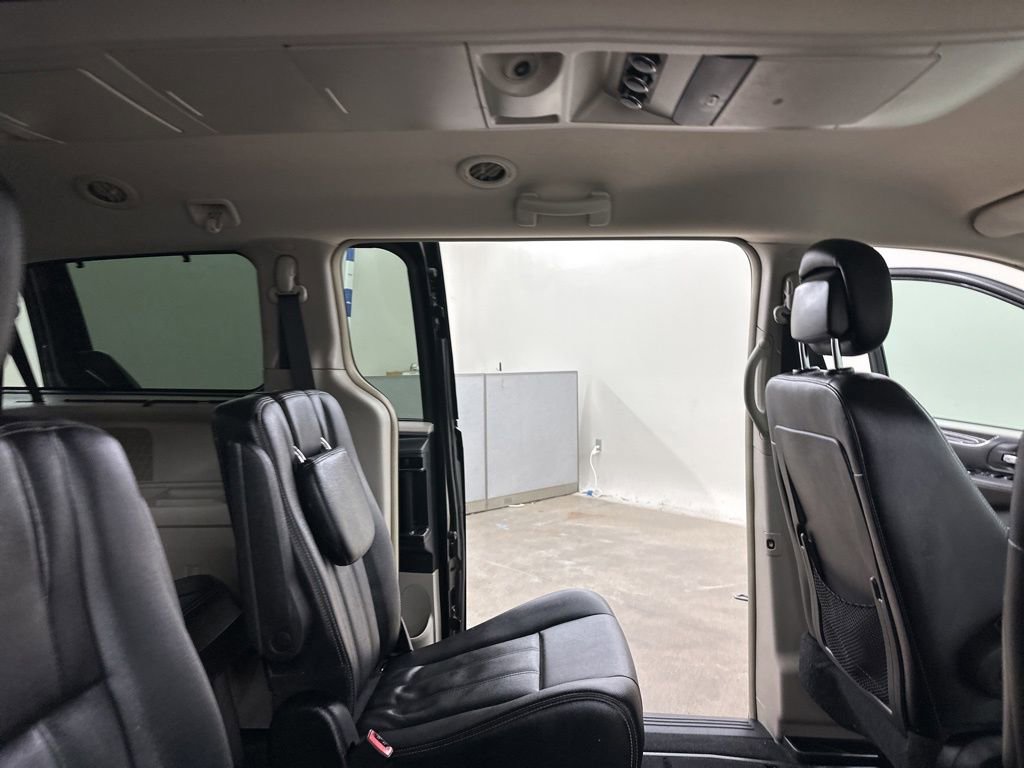 Used 2016 Chrysler Town & Country Touring image 23