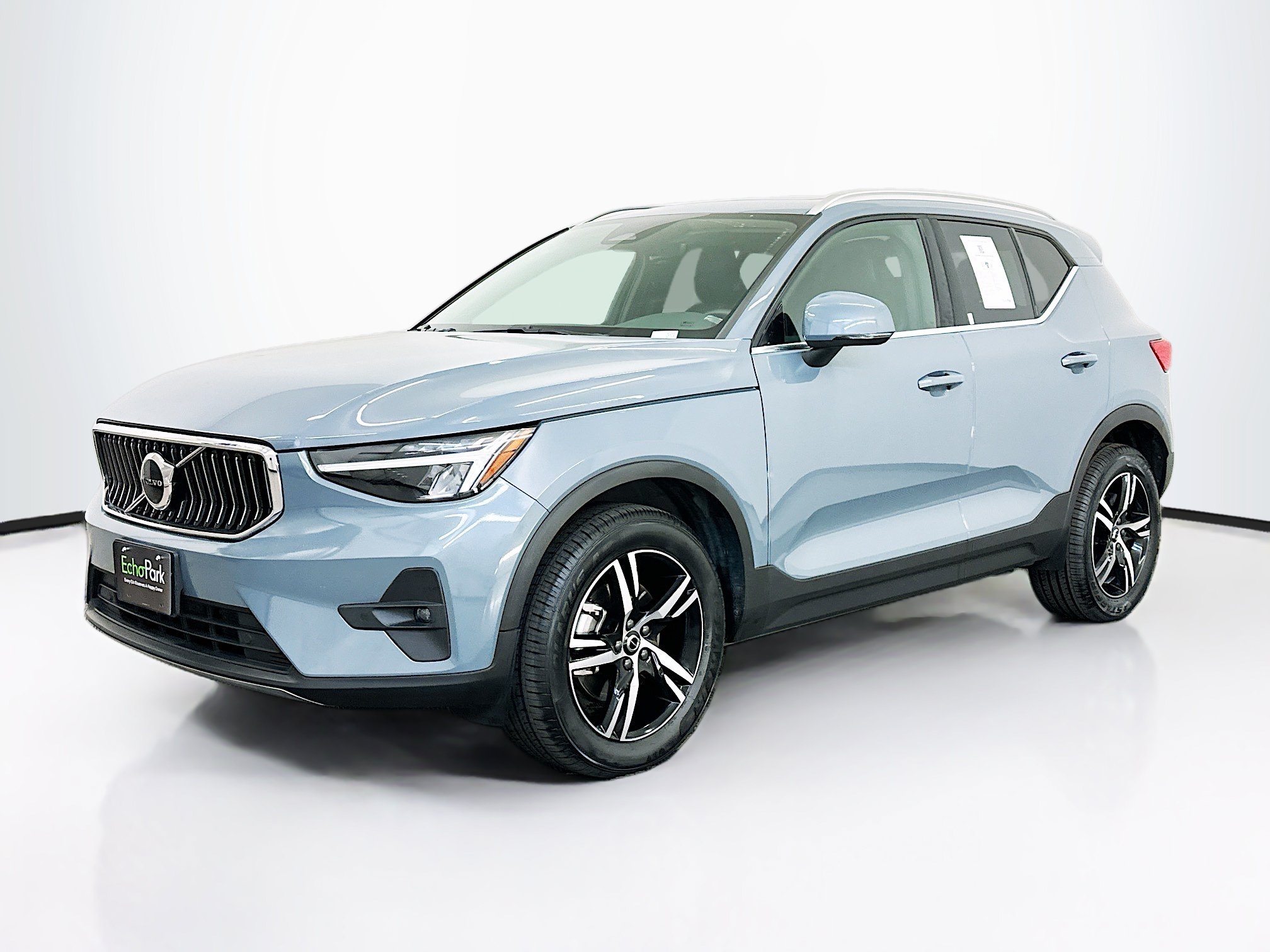 Used 2023 Volvo XC40 B5 Plus AWD/4WD image 3