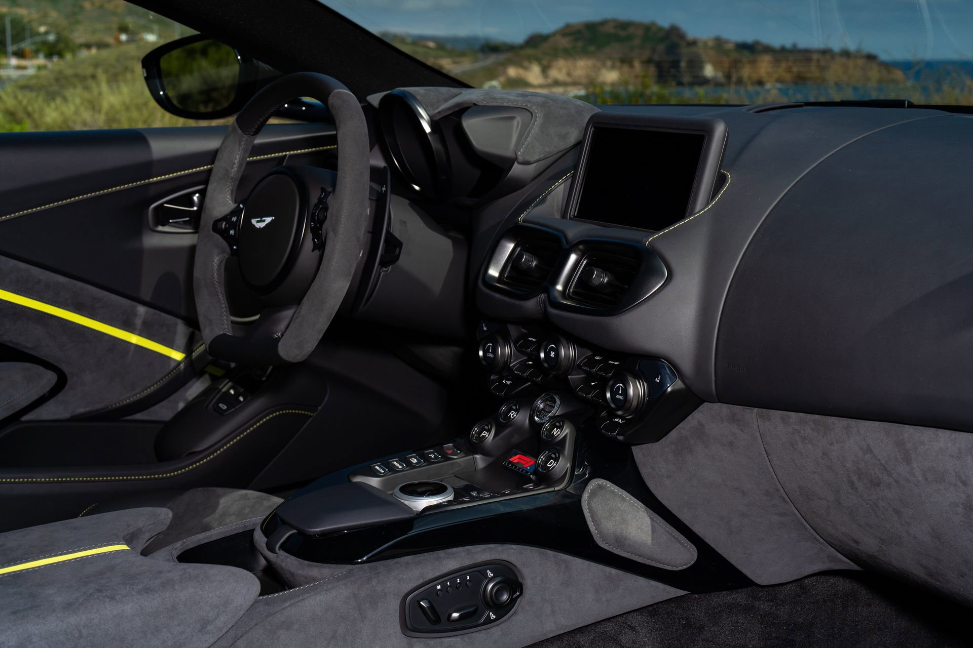 Used 2023 Aston Martin V8 Vantage Coupe RWD image 15