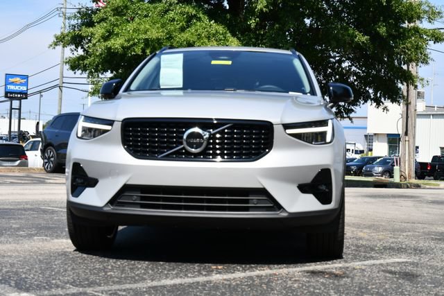 Certified 2023 Volvo XC40 B5 Plus w/ Driver Assist Package AWD/4WD image 2