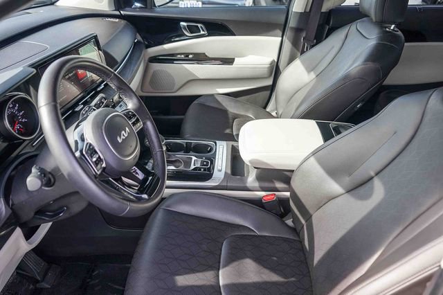 Used 2024 Kia Carnival EX image 20
