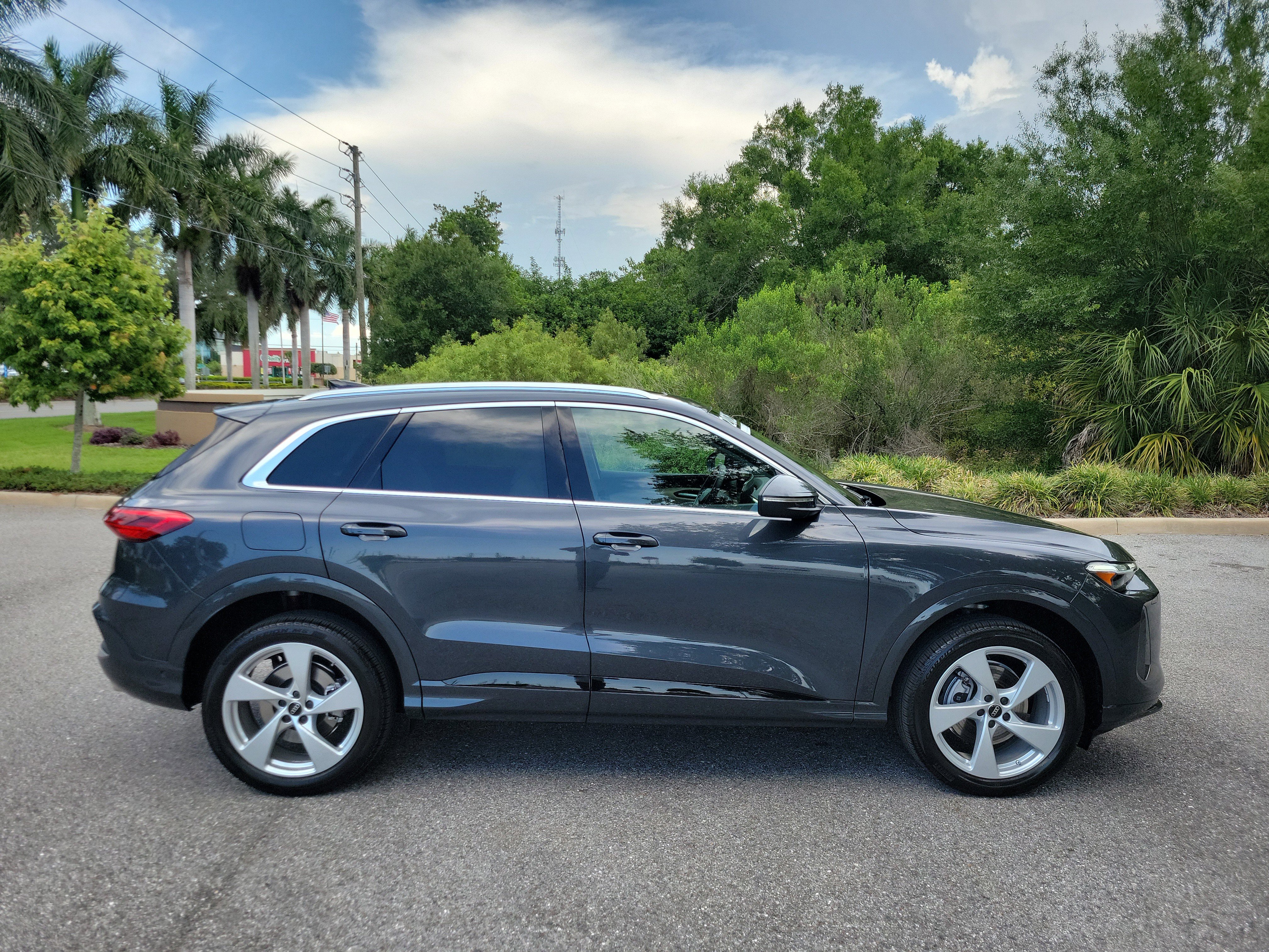 Used 2025 Audi Q5 Premium Plus w/ Premium Plus AWD/4WD image 3
