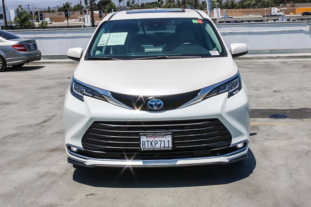 Used 2021 Toyota Sienna XLE w/ XLE Plus Package FWD image 3