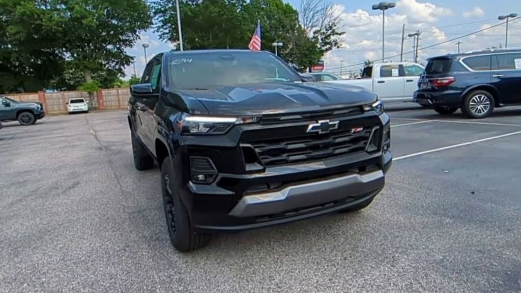 New 2025 Chevrolet Colorado Z71 w/ Midnight Edition image 3