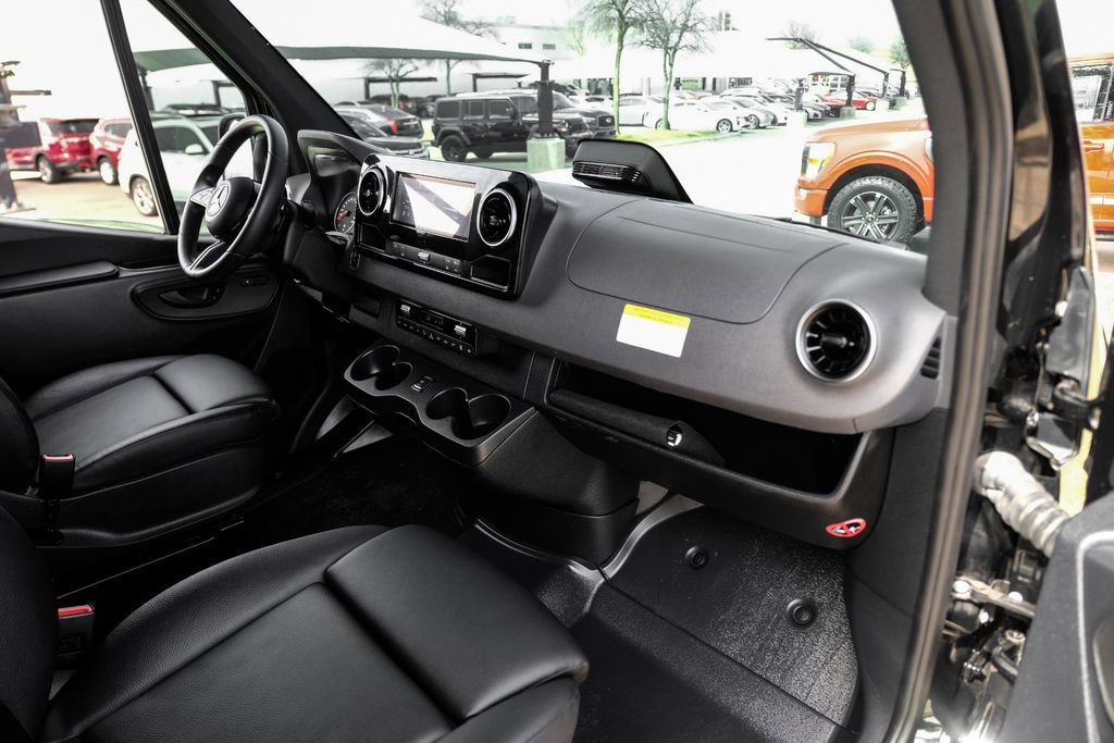 Used 2025 Mercedes-Benz Sprinter 2500 w/ Dashboard Charging Package image 9