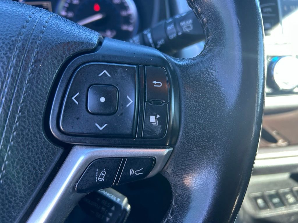 Used 2017 Toyota Highlander Limited image 25