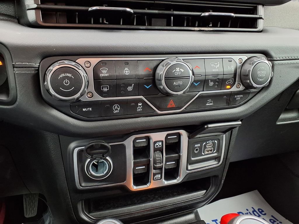 Used 2025 Jeep Wrangler Sahara image 9