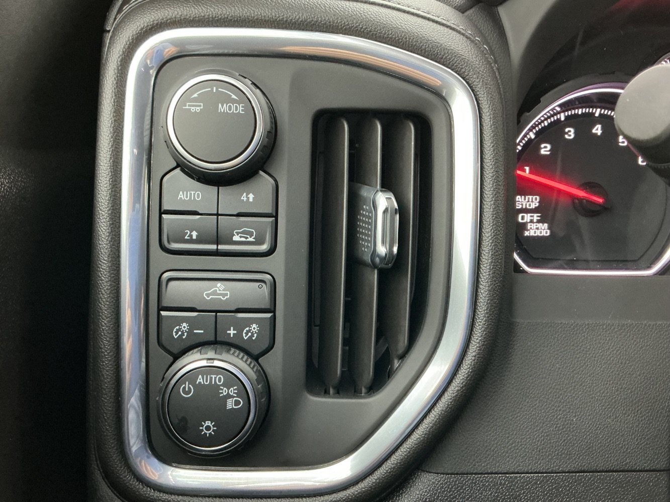 Used 2022 Chevrolet Silverado 1500 LT AWD/4WD image 36