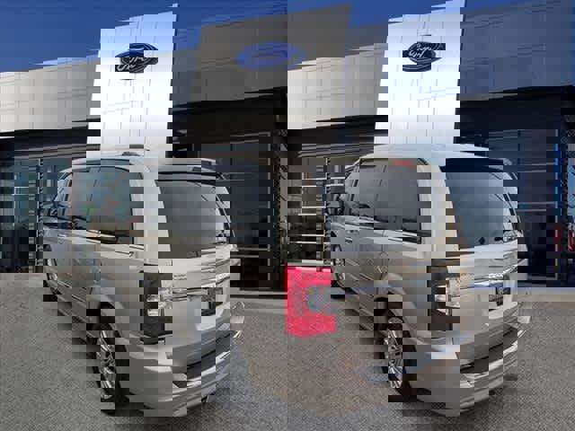 Used 2015 Chrysler Town & Country Limited Platinum image 3