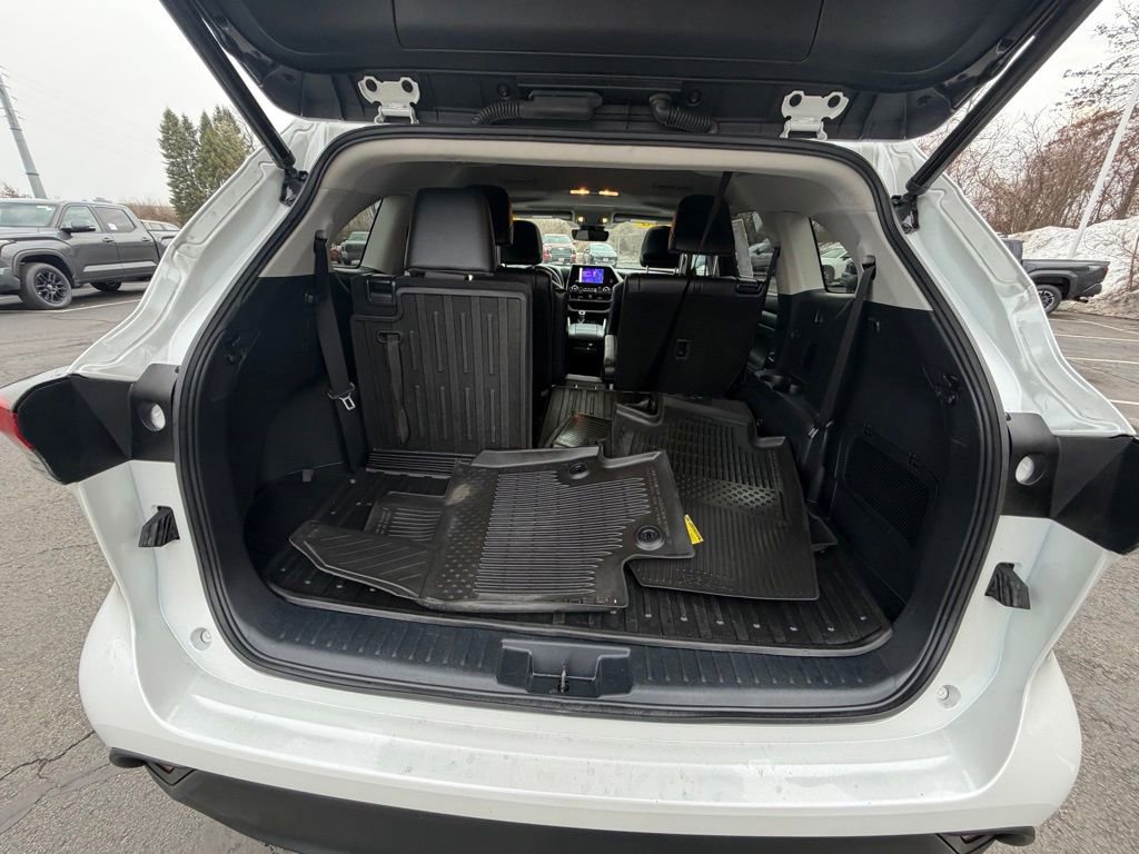 Used 2023 Toyota Highlander XLE image 28