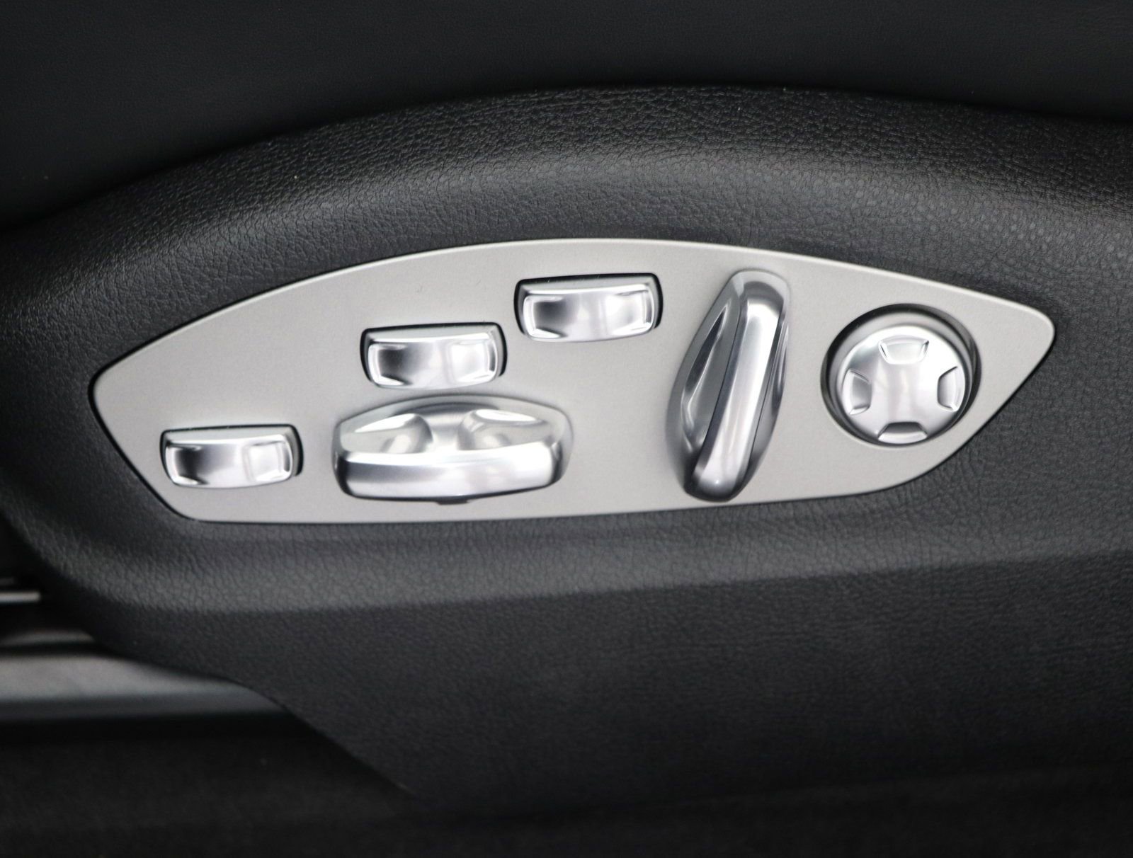 Certified 2025 Porsche Macan image 15