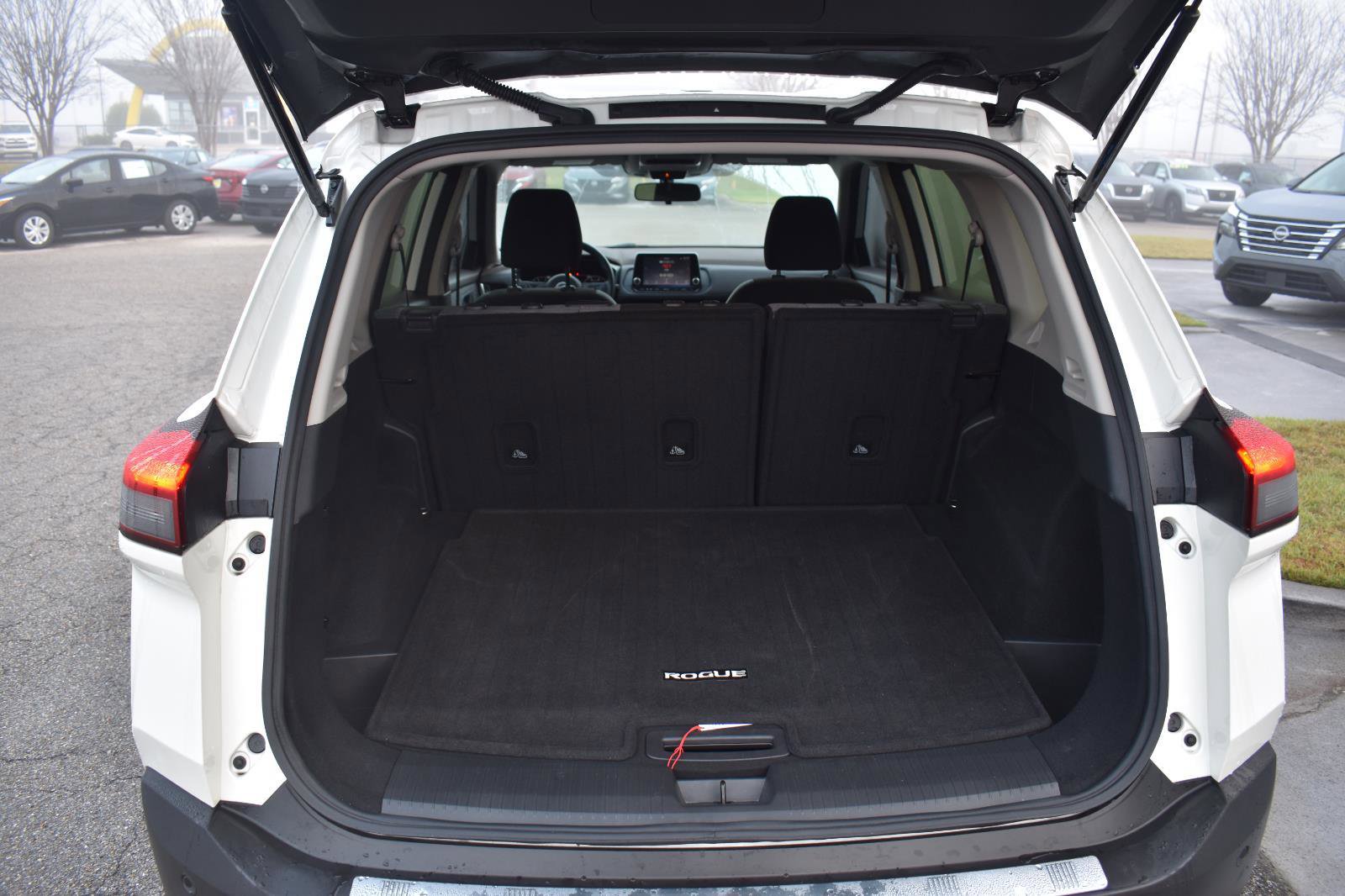 Used 2023 Nissan Rogue SV image 34