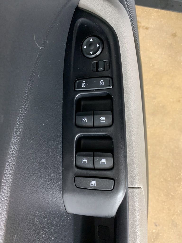 Used 2022 Hyundai Venue SEL image 17