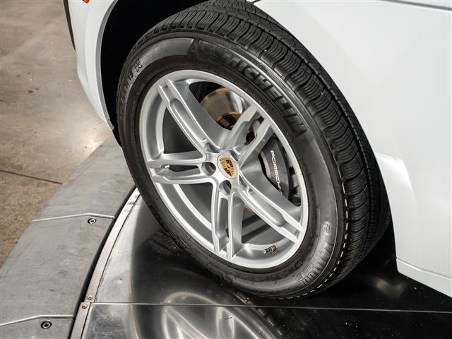 Certified 2025 Porsche Macan AWD/4WD image 15