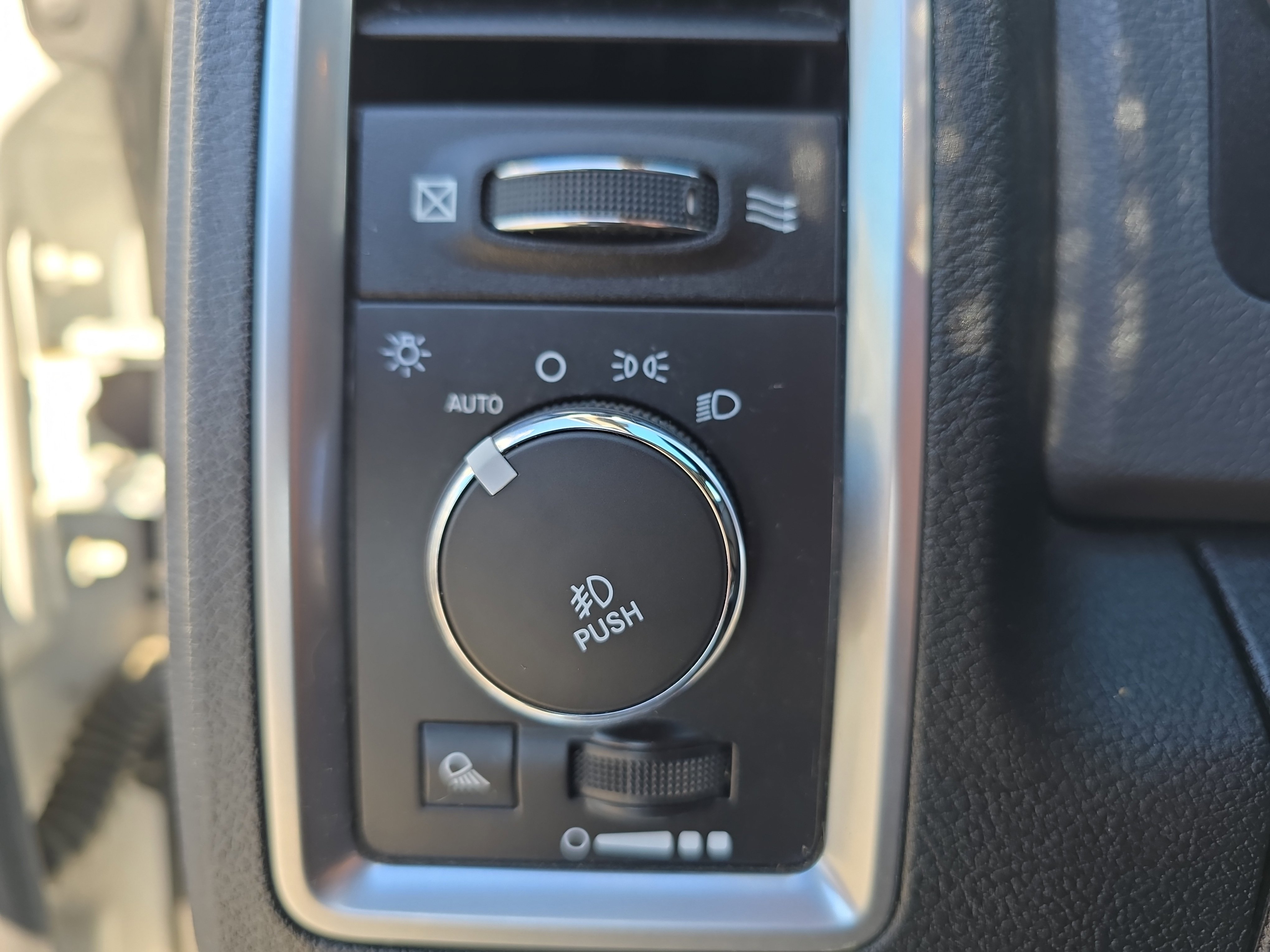 Used 2014 RAM 1500 Outdoorsman image 26