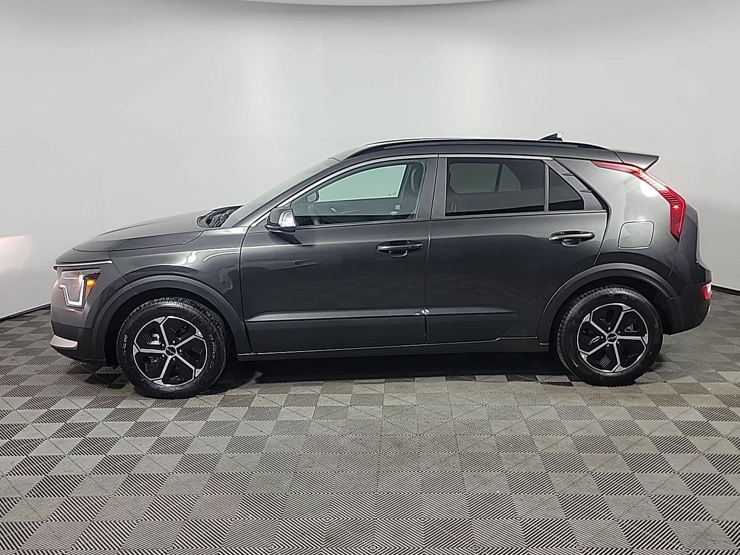 Used 2025 Kia Niro EX image 11