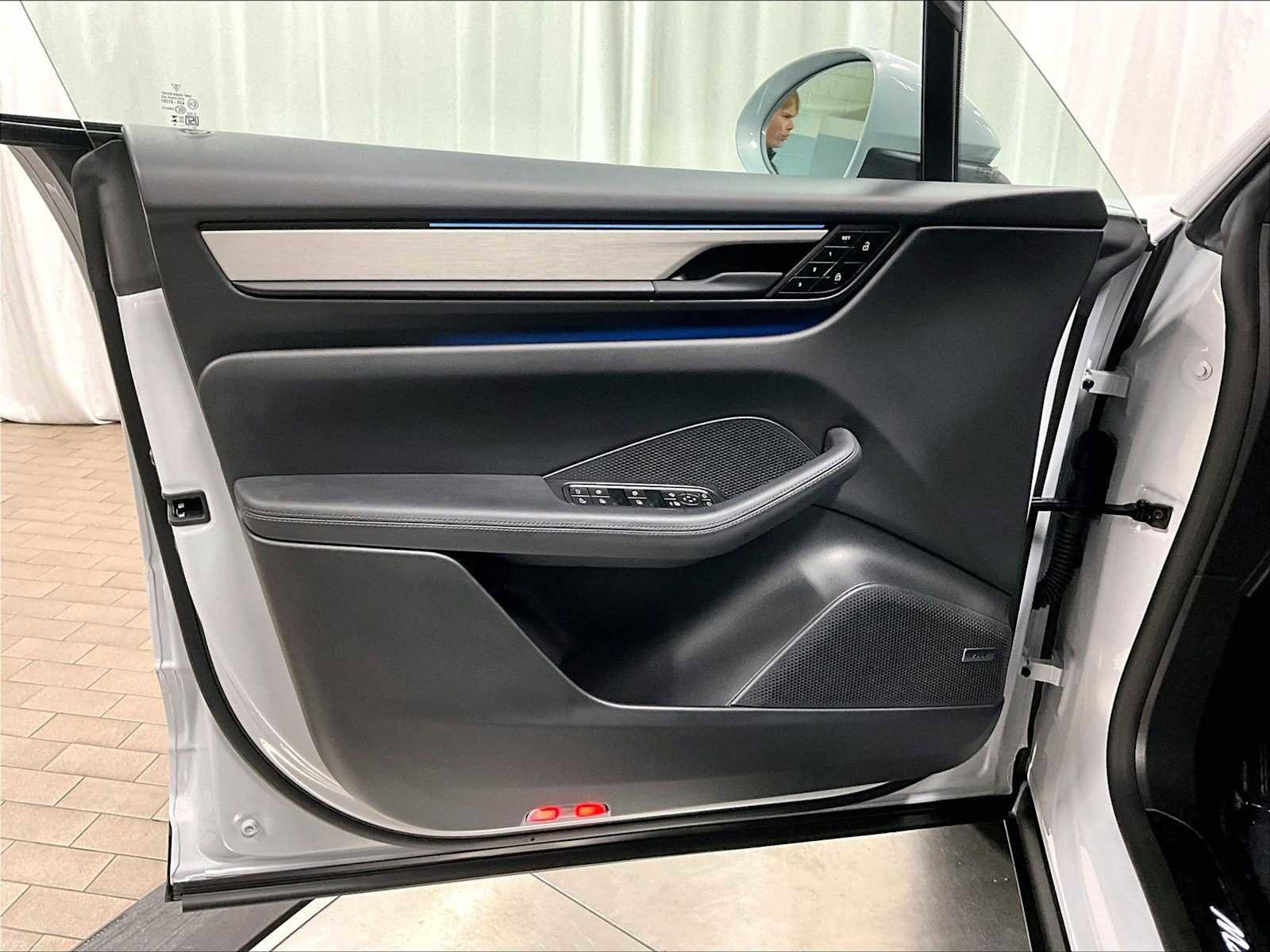 Used 2025 Porsche Macan Electric RWD image 24