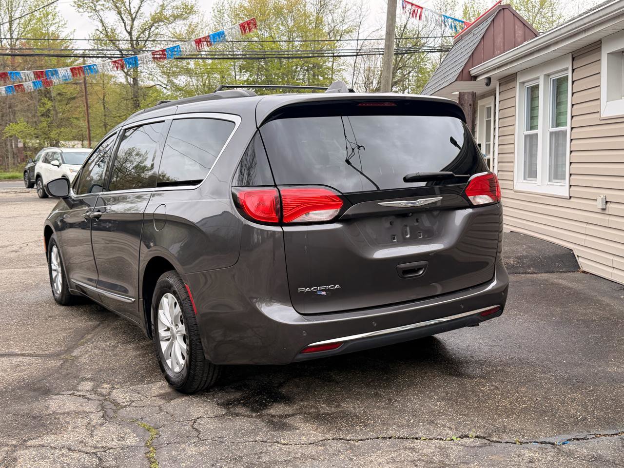 Used 2017 Chrysler Pacifica Touring-L FWD image 5