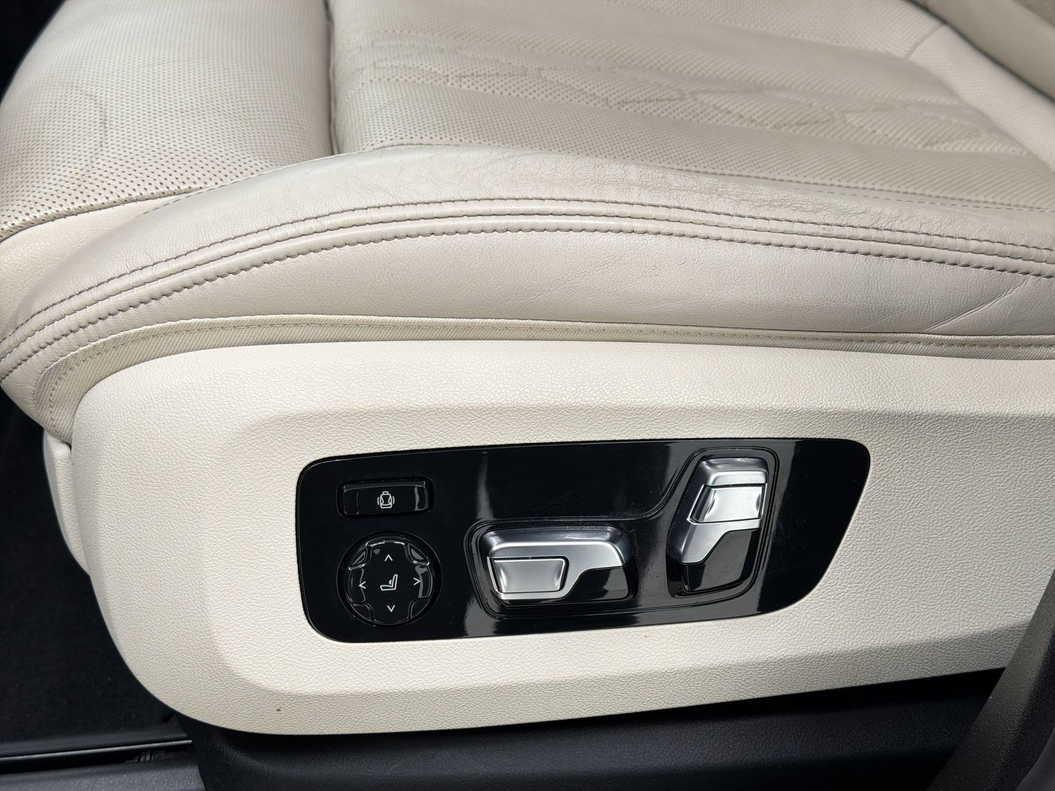 Certified 2024 BMW X7 xDrive40i w/ Premium Package image 14