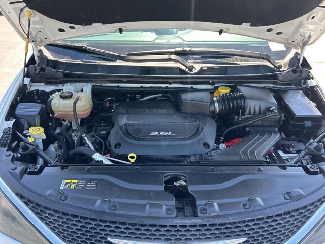 Used 2017 Chrysler Pacifica Touring FWD image 14