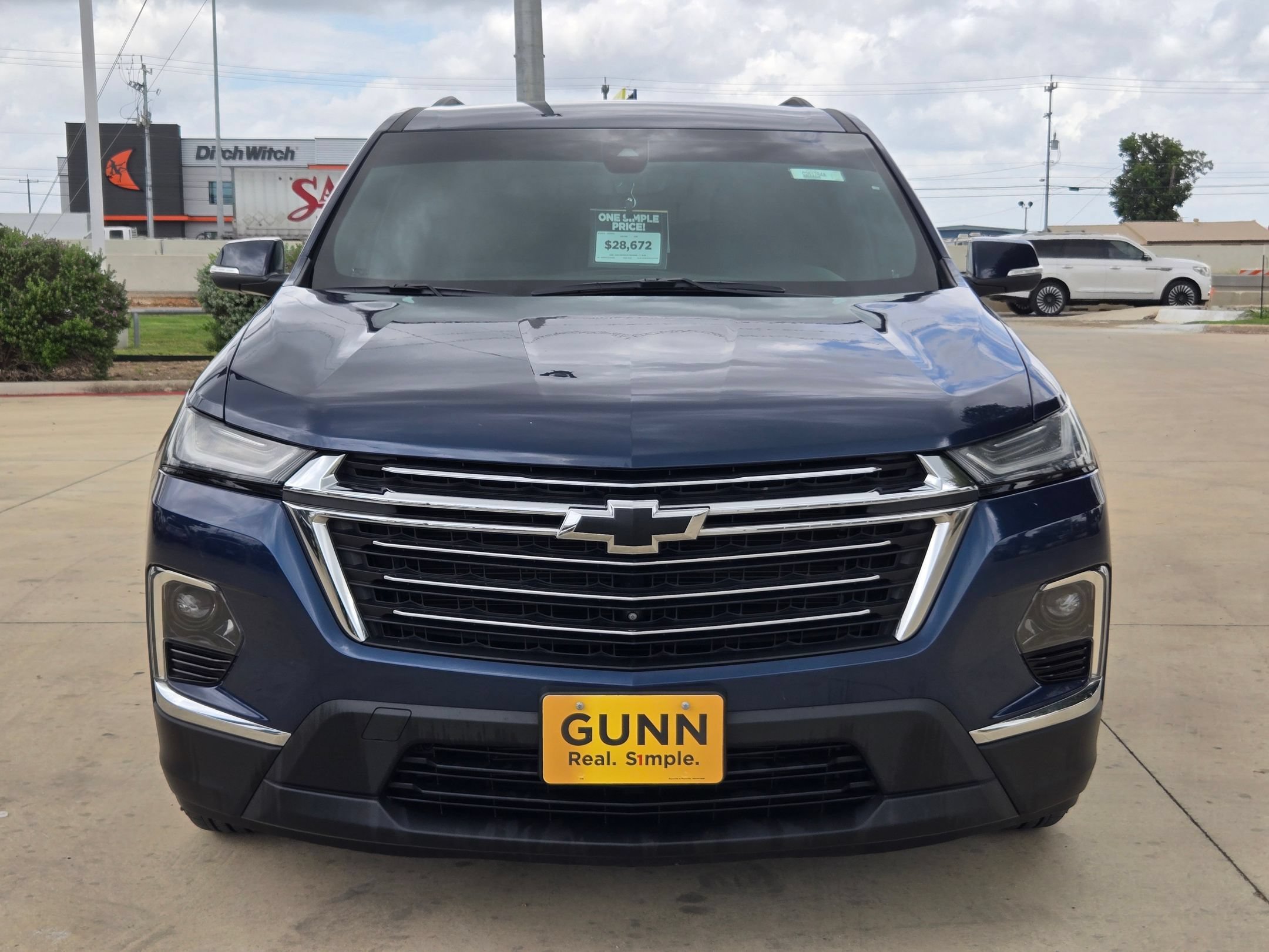 Used 2022 Chevrolet Traverse LT FWD image 2
