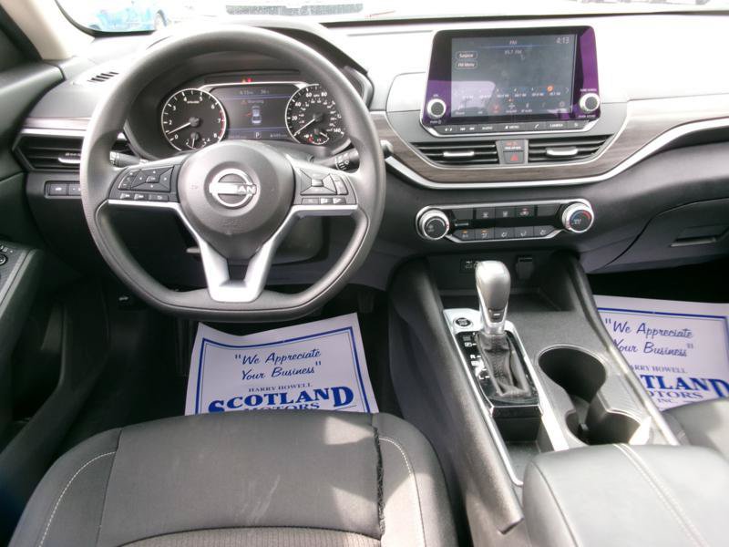Used 2025 Nissan Altima 2.5 SV FWD image 11